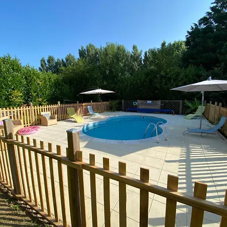 Le Au Coin Des Abeilles بيت للعطل La Caillère