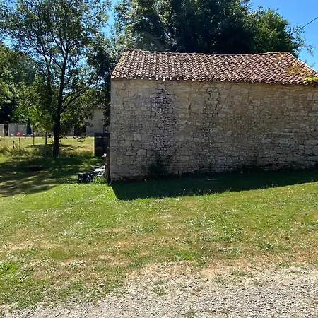 Le Au Coin Des Abeilles بيت للعطل